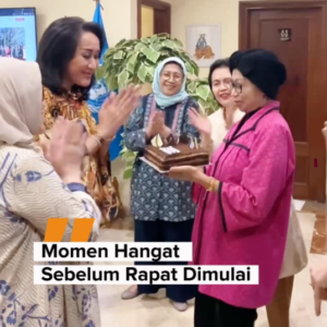 Dr. Ir. Giwo Rubianto Wiyogo bersama pengurus BPW Indonesia saat perayaan ulang tahun pernikahan ke-41, menunjukkan momen kehangatan dan ketahanan keluarga tokoh perempuan Indonesia.