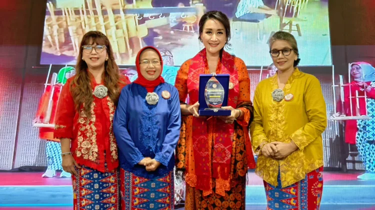 Giwo Rubianto Wiyogo menerima plakat penghargaan HUT ke-1 KAWI