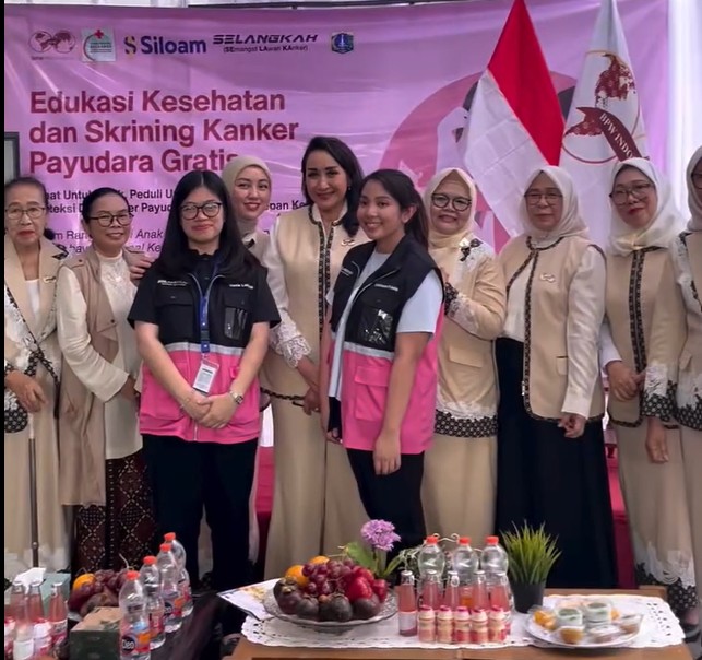 Foto bersama seluruh peserta dan panitia