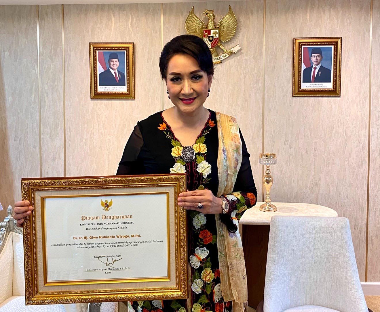 Dr. Giwo Rubianto Wiyogo menerima Anugerah KPAI 2025