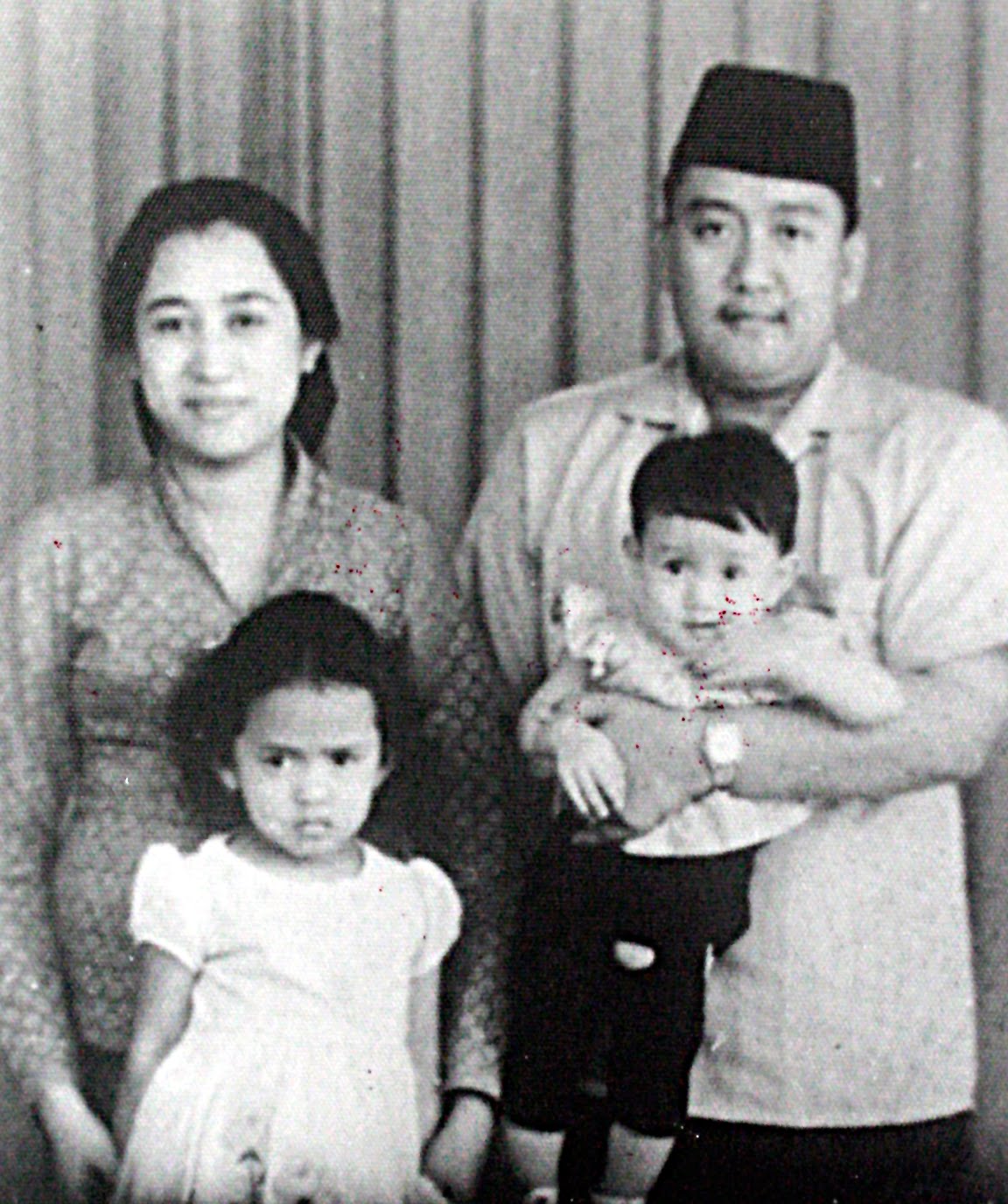 Giwo kecil bersama keluarga