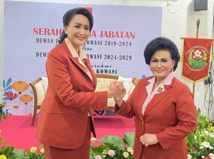 Serah terima jabatan Ketua Umum Kowani dari Giwo Rubianto Wiyogo kepada Nannie Hadi Tjahjanto